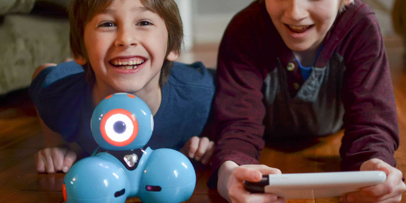 kids using wonder workshop dash robot in homeschool